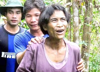 Ho Van Loan (in violet) was surprised at his surroundings when he came out of the forest (Photo: SGGP) Ho Van Loan (in violet) was surprised at his surroundings when he came out of the forest (Photo: SGGP)